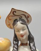 Фигурка «Иванушка-дурачок и Царь-девица» по мотивам сказки П. П. Ершова «Конек-Горбунок», скульптор Щербина В. И., Киевский ЭКХЗ, 1960-70 гг.