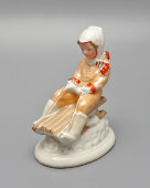 Статуэтка «С горки» (Мальчик на санках), скульптор Улсте З. Я., Рижская фарфоровая фабрика, 1953-63 гг.
