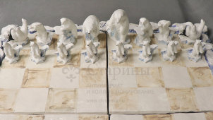 Большие авторские фарфоровые шахматы «Белые и бурые медведи», скульптор Асиновский И. А., Санкт-Петербург, 2017 г.