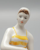 Статуэтка «Купальщица» в желтом купальнике, скульптор Гендельман Е. А., ЛФЗ, 1950-60 гг.