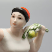 Статуэтка «Сбор яблок», скульптор Гендельман Е. А., ЛФЗ, 1960-е