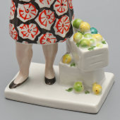 Статуэтка «Сбор яблок», скульптор Гендельман Е. А., ЛФЗ, 1960-е