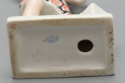 Статуэтка «Сбор яблок», скульптор Гендельман Е. А., ЛФЗ, 1960-е