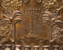 Старинный  ханукальный светильник (ханукия, иудаика) с изображением меноры, фирма братьев Бух, Польша, сер. 19 в.