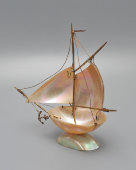 Интерьерное украшение, подставка для часов, подчасник «Парусник» (Кораблик), перламутр, латунь, Европа, кон. 19 в.