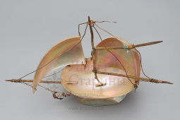 Интерьерное украшение, подставка для часов, подчасник «Парусник» (Кораблик), перламутр, латунь, Европа, кон. 19 в.