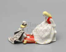 Статуэтка «Примерка туфельки» из комплекта «Золушка», скульптор Федорова Т. А., фарфор, ЛЗФИ, 1950-60 гг.