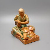 Советская скульптура «Сбор табака», обливная керамика Гжели