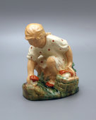 Керамическая статуэтка «Девочка собирает грибы», С.Х.Ф. № 1, 1962 г.