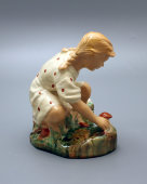 Керамическая статуэтка «Девочка собирает грибы», Гжель, СССР