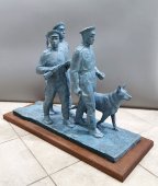 Авторская скульптура большого размера «Пограничники с собакой», тонированный гипс, СССР, 1970-е 