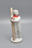 Фигурка «Девочка с лыжами» (Лыжница), скульптор Г. С. Столбова, фарфор ЛФЗ, 1950-60 гг.