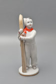 Фигурка «Девочка с лыжами» (Лыжница), скульптор Г. С. Столбова, фарфор ЛФЗ, 1950-60 гг.