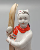 Фигурка «Девочка с лыжами» (Лыжница), скульптор Г. С. Столбова, фарфор ЛФЗ, 1950-60 гг.