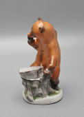 Чернильница «Медведь у пня», скульптор Воробьев Б. Я.,​ художник Ризнич И. И., фарфор, ЛФЗ, 1950-е