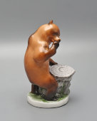 Чернильница «Медведь у пня», скульптор Воробьев Б. Я.,​ художник Ризнич И. И., фарфор, ЛФЗ, 1950-е