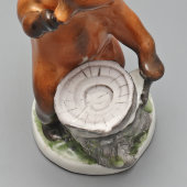 Чернильница «Медведь у пня», скульптор Воробьев Б. Я.,​ художник Ризнич И. И., фарфор, ЛФЗ, 1950-е