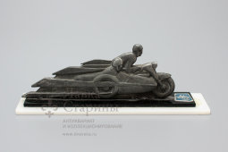 Советский сувенир «Мотоциклист» с эмблемой мотоцикла «Урал»