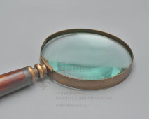 Большая старинная лупа, увеличительное стекло с ручкой из полированного дерева и набалдашником в виде плодового ореха, Европа, нач. 20 в.