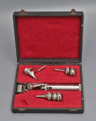 Винтажный отоскоп в футляре с насадками‑спекулами, сталь, Европа, сер. 20 в.