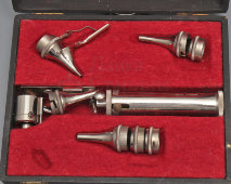 Винтажный отоскоп в футляре с насадками‑спекулами, сталь, Европа, сер. 20 в.