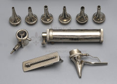 Винтажный отоскоп в футляре с насадками‑спекулами, сталь, Европа, сер. 20 в.