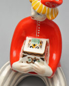 Статуэтка «Иванушка-дурачок с ларцом» по мотивам сказки П. П. Ершова «Конек-Горбунок», скульптор Щербина В. И., фарфор, Полонский ЗХК, 1956-73 гг.