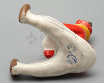 Статуэтка «Иванушка-дурачок с ларцом» по мотивам сказки П. П. Ершова «Конек-Горбунок», скульптор Щербина В. И., фарфор, Полонский ЗХК, 1956-73 гг.