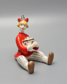 Статуэтка «Иванушка-дурачок с ларцом» по мотивам сказки П. П. Ершова «Конек-Горбунок», скульптор Щербина В. И., фарфор, Полонский ЗХК, 1956-73 гг.