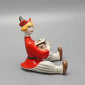 Статуэтка «Иванушка-дурачок с ларцом» по мотивам сказки П. П. Ершова «Конек-Горбунок», скульптор Щербина В. И., фарфор, Полонский ЗХК, 1956-73 гг.