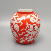 Интерьерная ваза с бело-красным цветочным декором, художник Леонов П. В., Дулево, 1951 г.