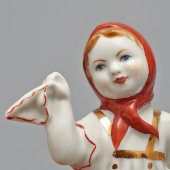Статуэтка «Юная плясунья в красном платочке», скульптор Столбова Г. С., ЛФЗ