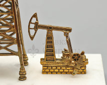 Подарочный сувенир, подарок работнику нефтяной отрасли «Нефтедобыча», металл, камень, Россия, 2010-е