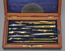 Старинный латунный набор инструментов для черчения с транспортиром, готовальня в футляре из красного дерева, Европа, 19 в.