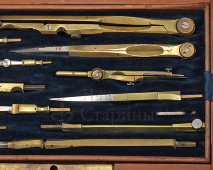 Старинный латунный набор инструментов для черчения с транспортиром, готовальня в футляре из красного дерева, Европа, 19 в.