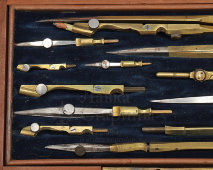 Старинный латунный набор инструментов для черчения с транспортиром, готовальня в футляре из красного дерева, Европа, 19 в.