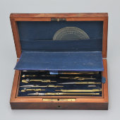 Старинный латунный набор инструментов для черчения с транспортиром, готовальня в футляре из красного дерева, Европа, 19 в.