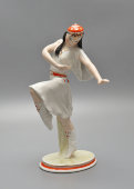 Статуэтка «Татарский танец», скульптор Бржезицкая А. Д., фарфор, Дулево, 1955 г.