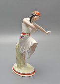 Статуэтка «Татарский танец», скульптор Бржезицкая А. Д., фарфор, Дулево, 1955 г.