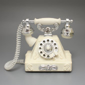 Советская детская игрушка «Старинный телефон», пластмасса, завод «Огонёк», 1980-е