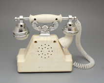 Советская детская игрушка «Старинный телефон», пластмасса, завод «Огонёк», 1980-е