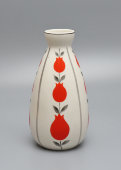 Декоративная фарфоровая ваза «Красные цветы», старая Гжель, 1970-80 гг.