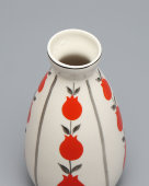 Декоративная фарфоровая ваза «Красные цветы», старая Гжель, 1970-80 гг.