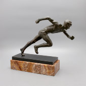Советская скульптура «Бегущий спортсмен» (бегун), скульптор Дейнека А. А., бронза, мрамор, СССР, 1940-е гг.