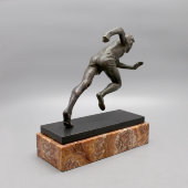 Советская скульптура «Бегущий спортсмен», скульптор Дейнека А. А., бронза, мрамор, СССР, 1940-е гг.