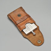 Старинный прибор артиллериста, 1-я мировая война, прицельное устройство «Ситогониометр» в кожаном чехле, Франция, 1910-е