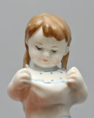 Статуэтка «Девочка с рыбкой», скульптор Столбова Г. С., ЛФЗ, 1950-60 гг.