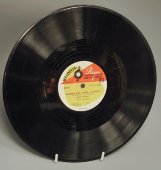 Советская пластинка с песнями: «Напиши мне мама в Египет» и «Рабочий человек». Исполняет М. Бернес. Апрелевский завод, 1950-е гг.