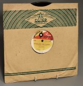 Советская пластинка с песнями: «Напиши мне мама в Египет» и «Рабочий человек». Исполняет М. Бернес. Апрелевский завод, 1950-е гг.