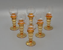 ​Набор винтажных бокалов для вина «Рёмеры» на ножках с янтарным оттенком, 6 штук, стекло, мануфактура Терезиенталь (Theresienthal), Германия, 1950-60 гг.